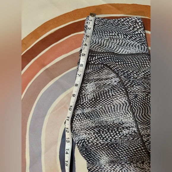 Lululemon leggings size 4 - Picture 5 of 9